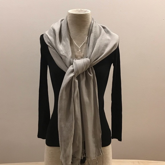 Light grey rectangular fringed Pashmina. Excellent used condition - Picture 4 of 10